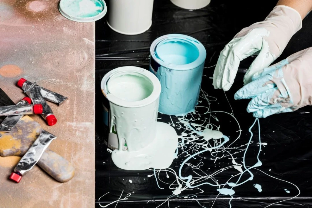 Epoksi boya ile zemin kaplama uygulaması yapılan parlak endüstriyel yüzey