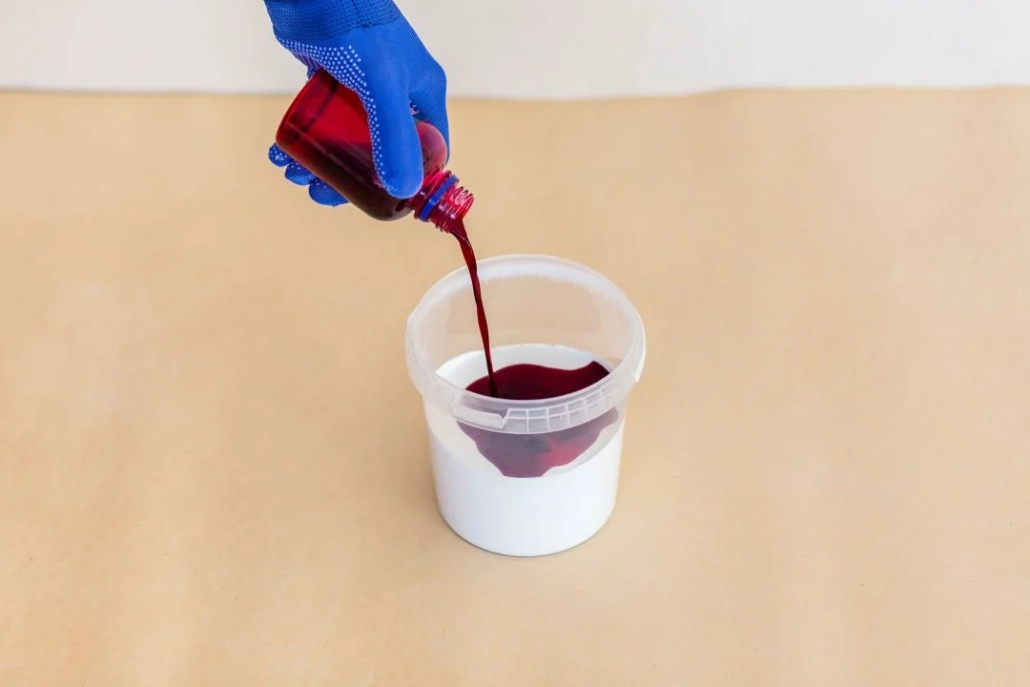 Epoksi boya uygulaması öncesi reçine ve sertleştirici karışımının hazırlanması