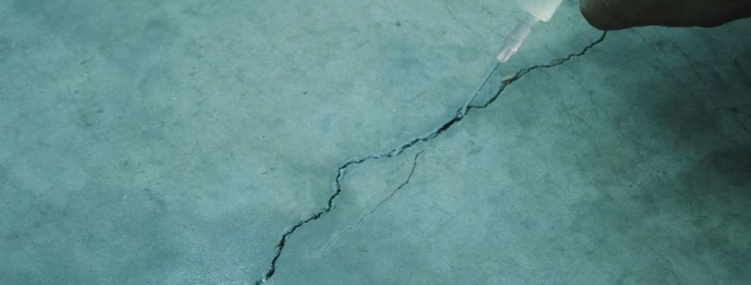 Beton yüzeydeki çatlakların epoksi enjeksiyon yöntemiyle doldurularak su sızdırma probleminin giderilmesini gösteren yakın çekim uygulama görüntüsü.