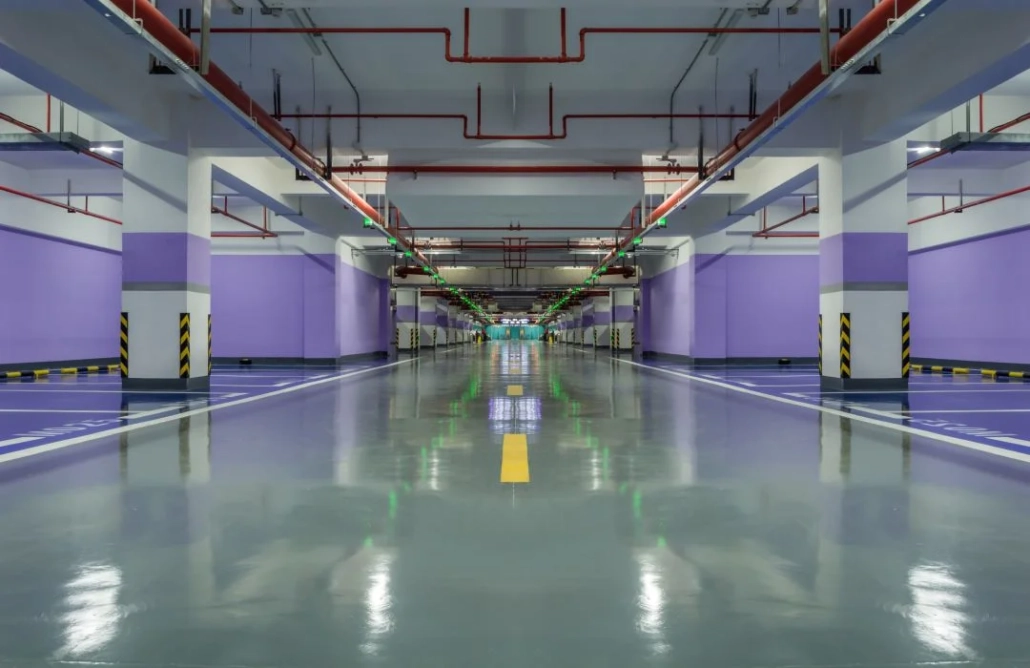 Aksaray’da otopark alanında uygulanan parlak epoksi zemin kaplama