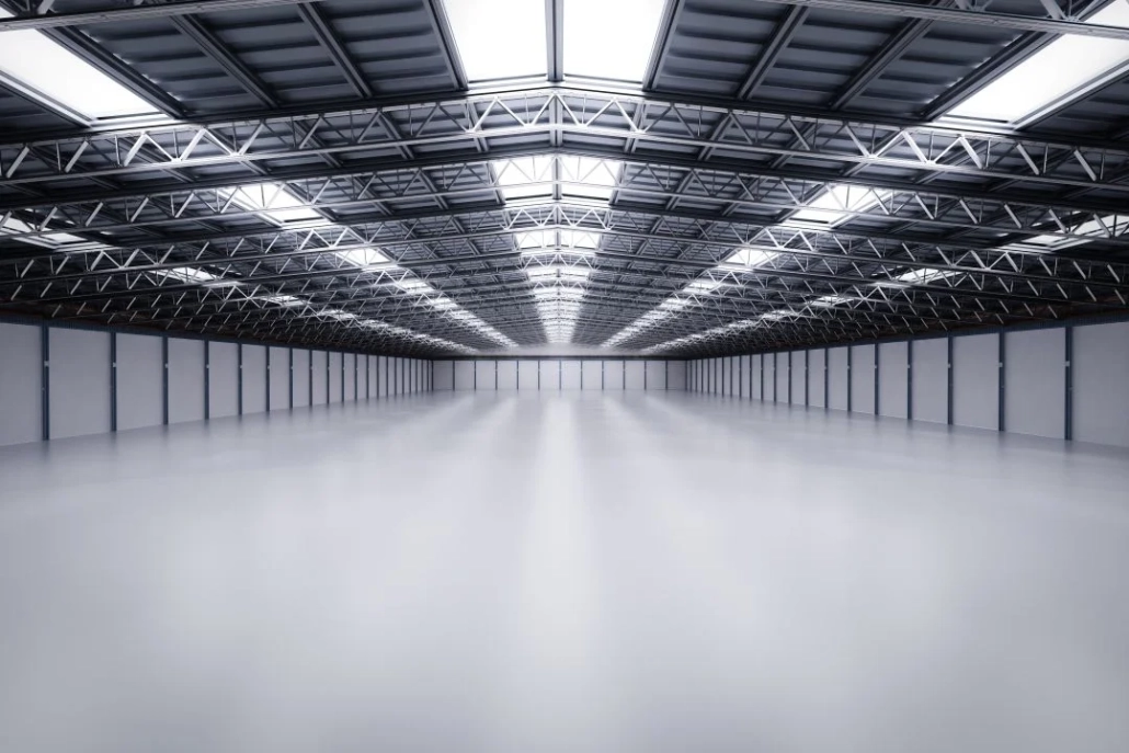 Hangarlar için doğru epoksi zemin sistemi seçimini temsil eden geniş ve pürüzsüz hangar zemini